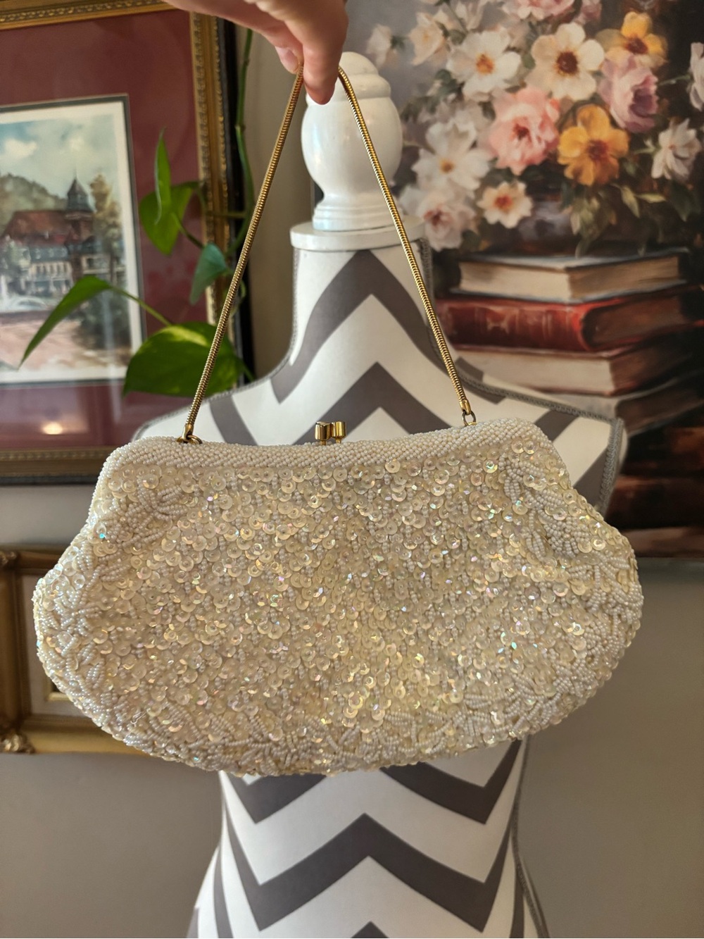 *VINTAGE HONG KONG* Beaded Ivory Evening Clutch with Gold Chain 🤍